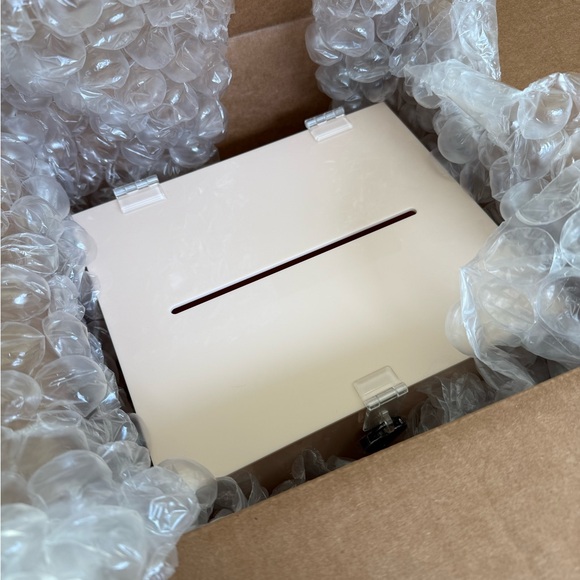 BRAND NEW: Acrylic card box with heart lock and keys - Picture 2 of 9